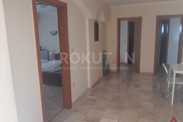 Medulin - a house with sixteen rooms and a penthouse