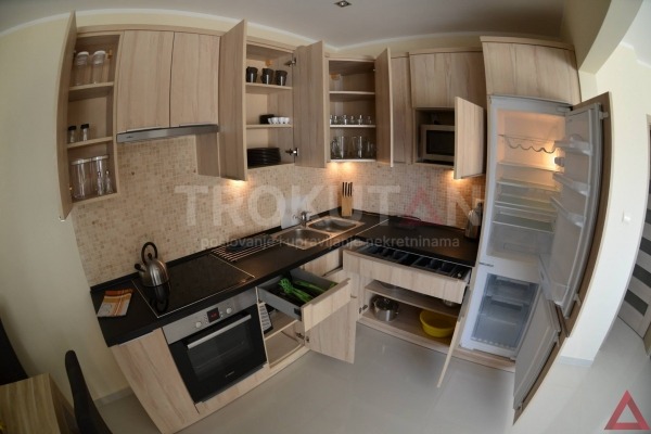 Medulin - house with three apartments and sea view