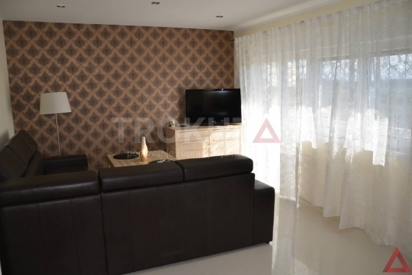 Medulin - house with three apartments and sea view