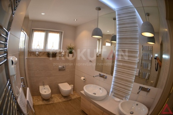 Medulin - house with three apartments and sea view