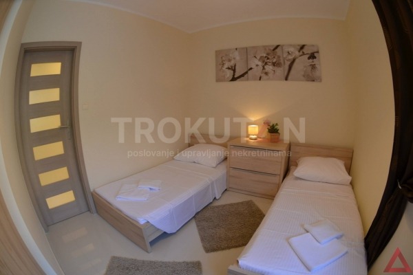 Medulin - house with three apartments and sea view