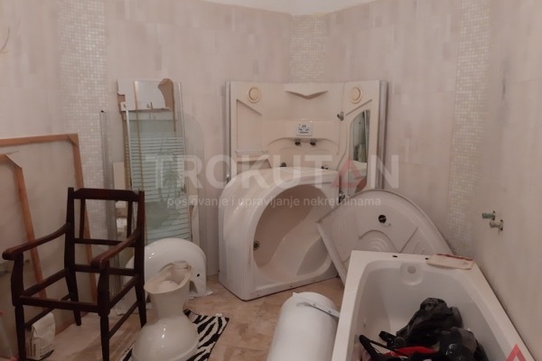 Medulin - prostrana kuća s apartmanima