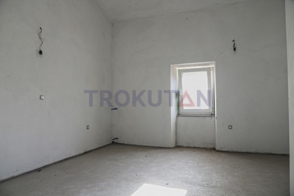 Pula - a house with two separate apartments and a studio in Šijana