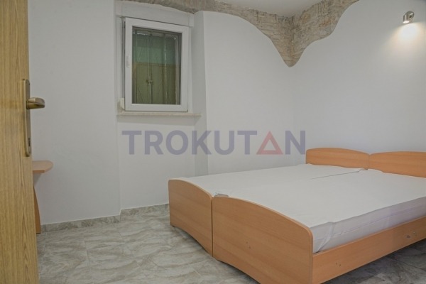 Pula - a house with two separate apartments and a studio in Šijana