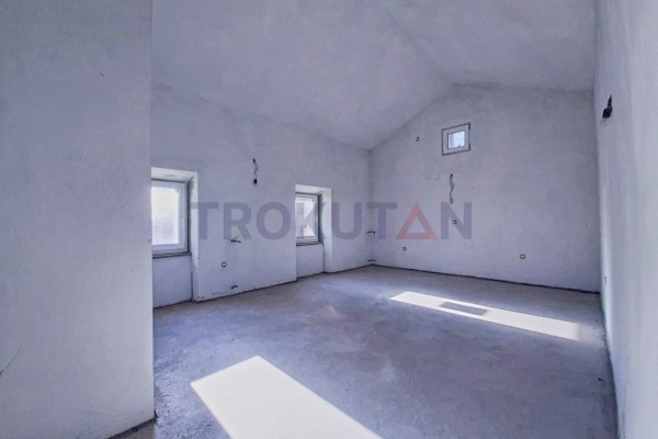 Pula - a house with two separate apartments and a studio in Šijana