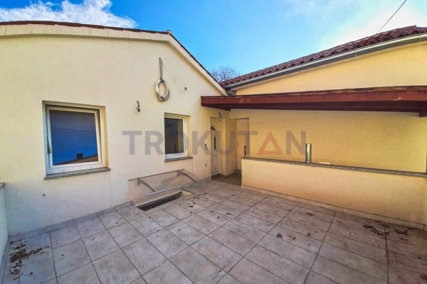 Pula - a house with two separate apartments and a studio in Šijana