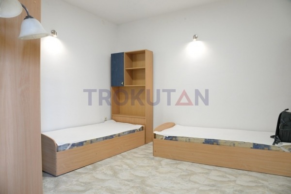 Pula - a house with two separate apartments and a studio in Šijana