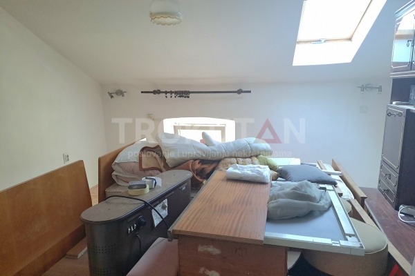 Pula- širi centar, dvije garsonjere u mansardi