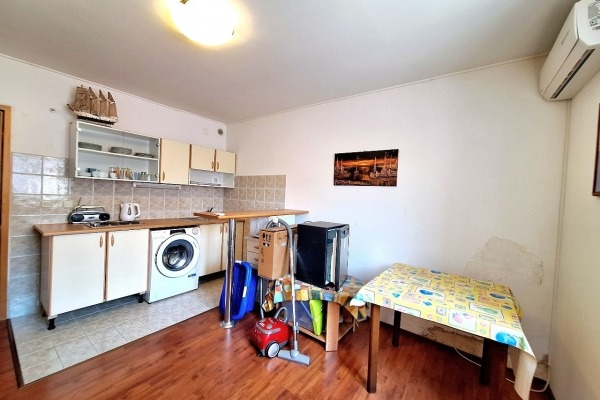 Pula, dva apartmana i poslovni prostor s vrtom i parkiralištem