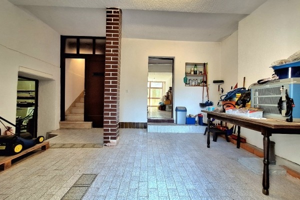 Pula, dva apartmana i poslovni prostor s vrtom i parkiralištem