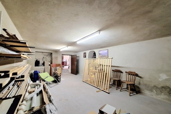 Pula, Valdebek, poslovni prostor u suterenu sa zasebnim ulazom