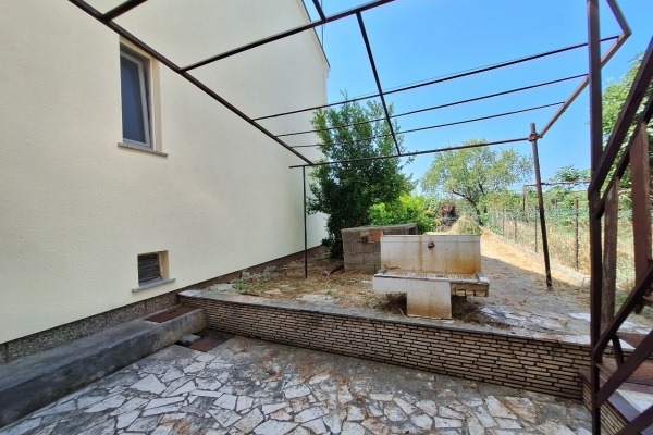 Pula, Valdebek, poslovni prostor u suterenu sa zasebnim ulazom