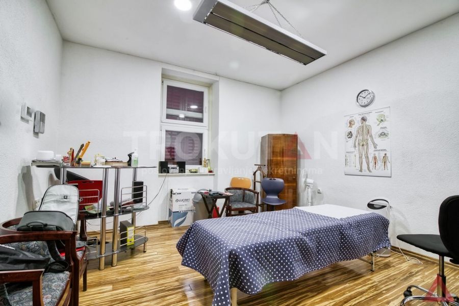 Pula- prizemna kuća u centu sa stanom i poslovnim prostorom