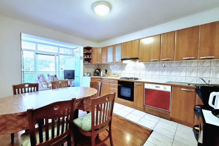 Pula, dva apartmana i poslovni prostor s vrtom i parkiralištem